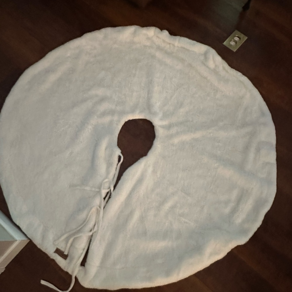 White Plush Tree Skirt